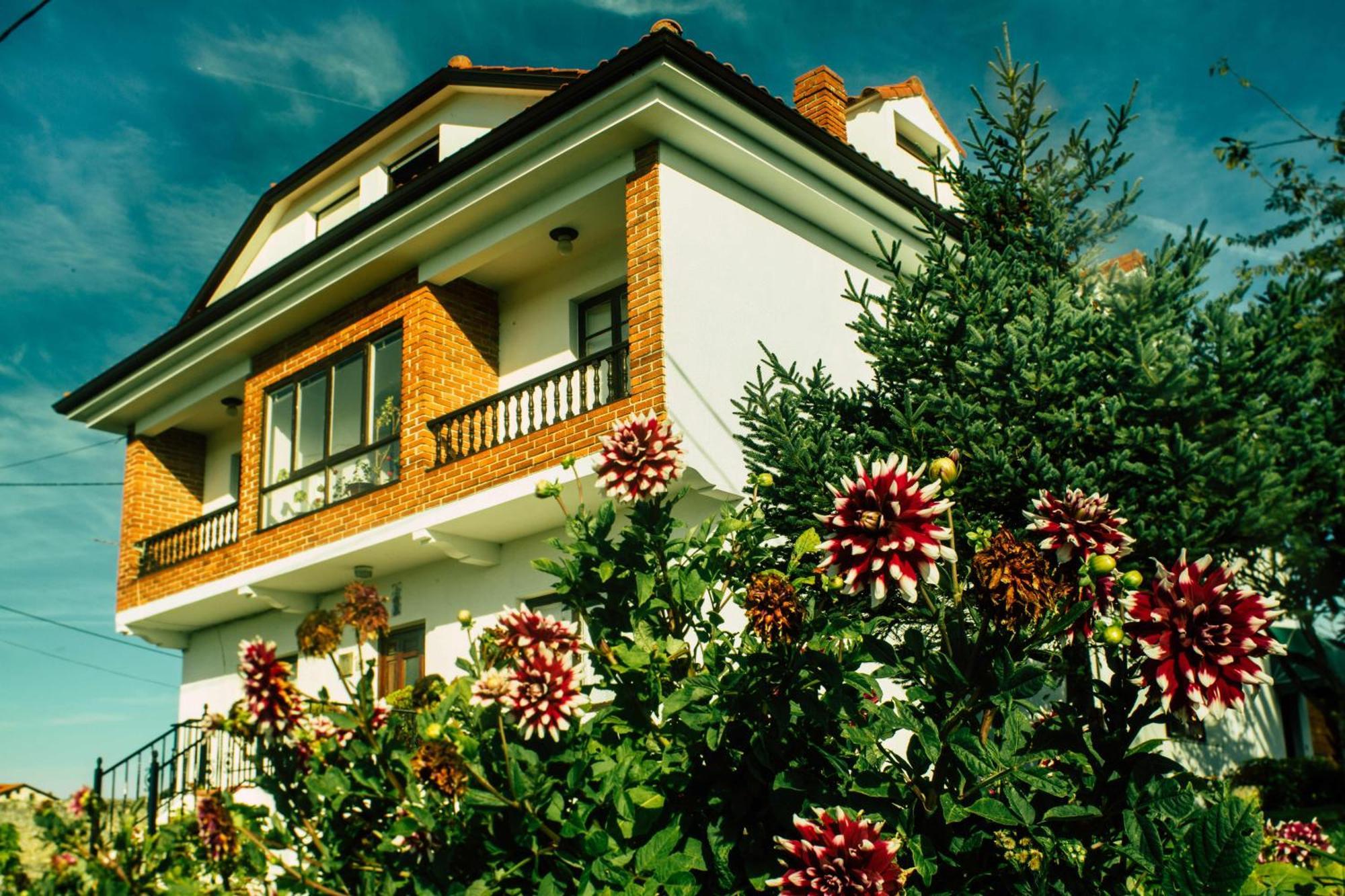 Liquid Surfhouse Hostel Langre  Bagian luar foto